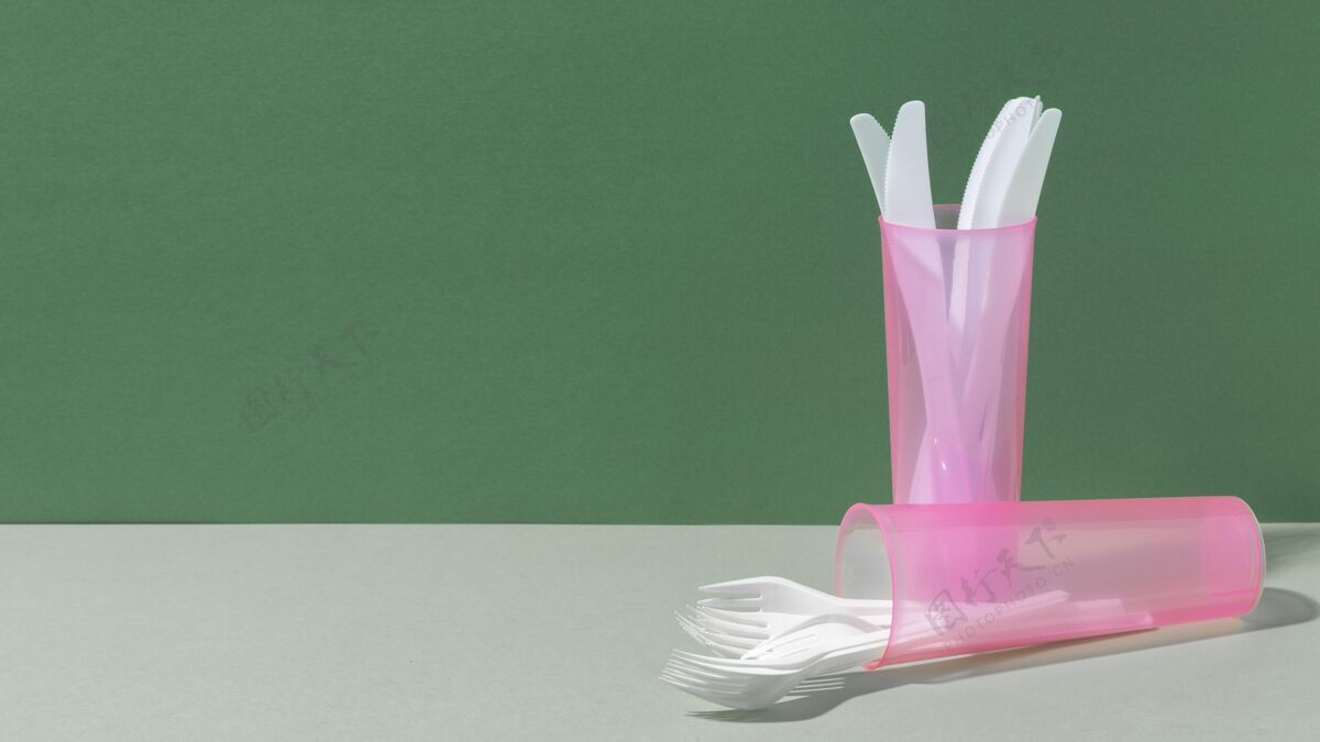 塑料前视图粉红色透明杯子和餐具内部产品刀片