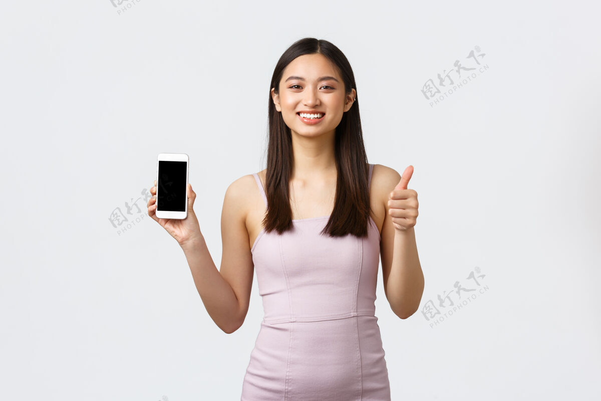 韩语带着电话的年轻女子时尚女性设备