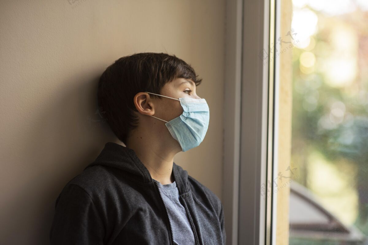 冠状病毒侧视图戴着医用面罩的小男孩看着别处预防流感青少年