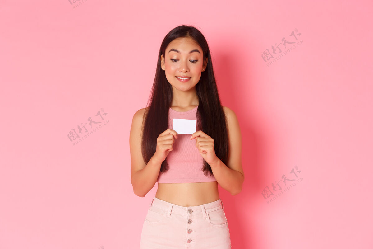 商店有信用卡的年轻女子情感信用卡年轻