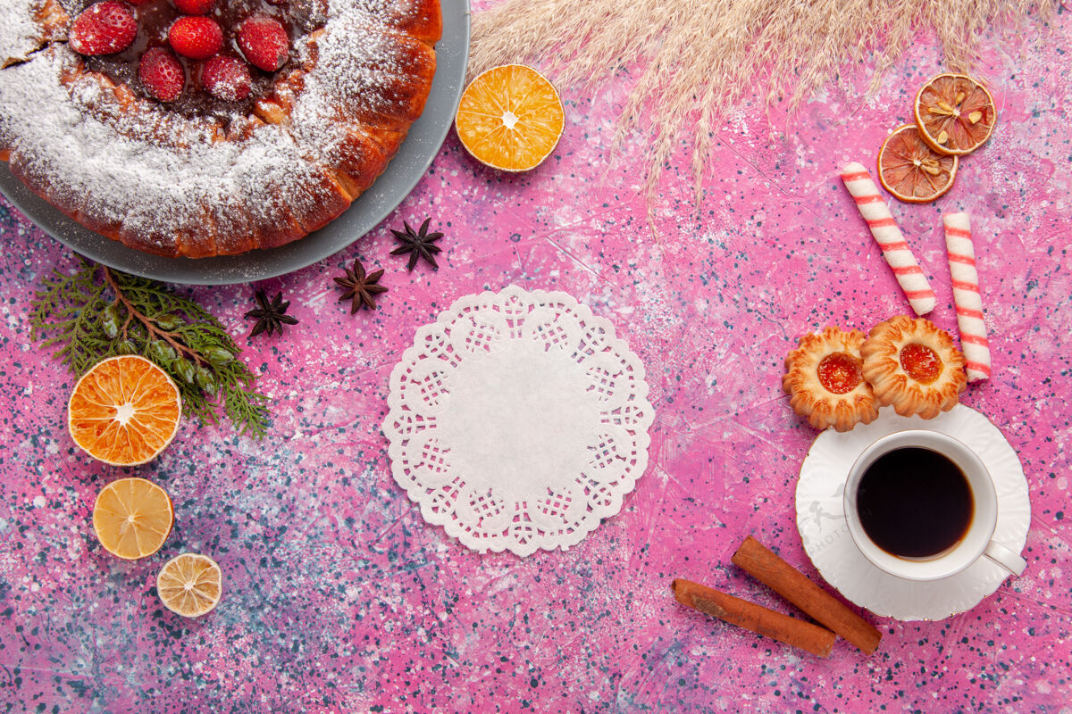 烘焙俯瞰美味草莓蛋糕配饼干和茶 浅粉色桌上蛋糕烘焙甜甜饼干饼干派美食观点水果