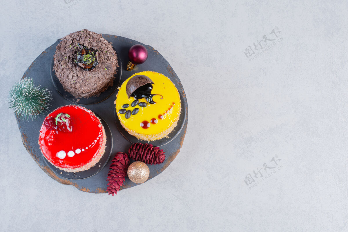 面包房各种各样的蛋糕和圣诞装饰品放在深色的木板上采购产品圣诞节巧克力甜点