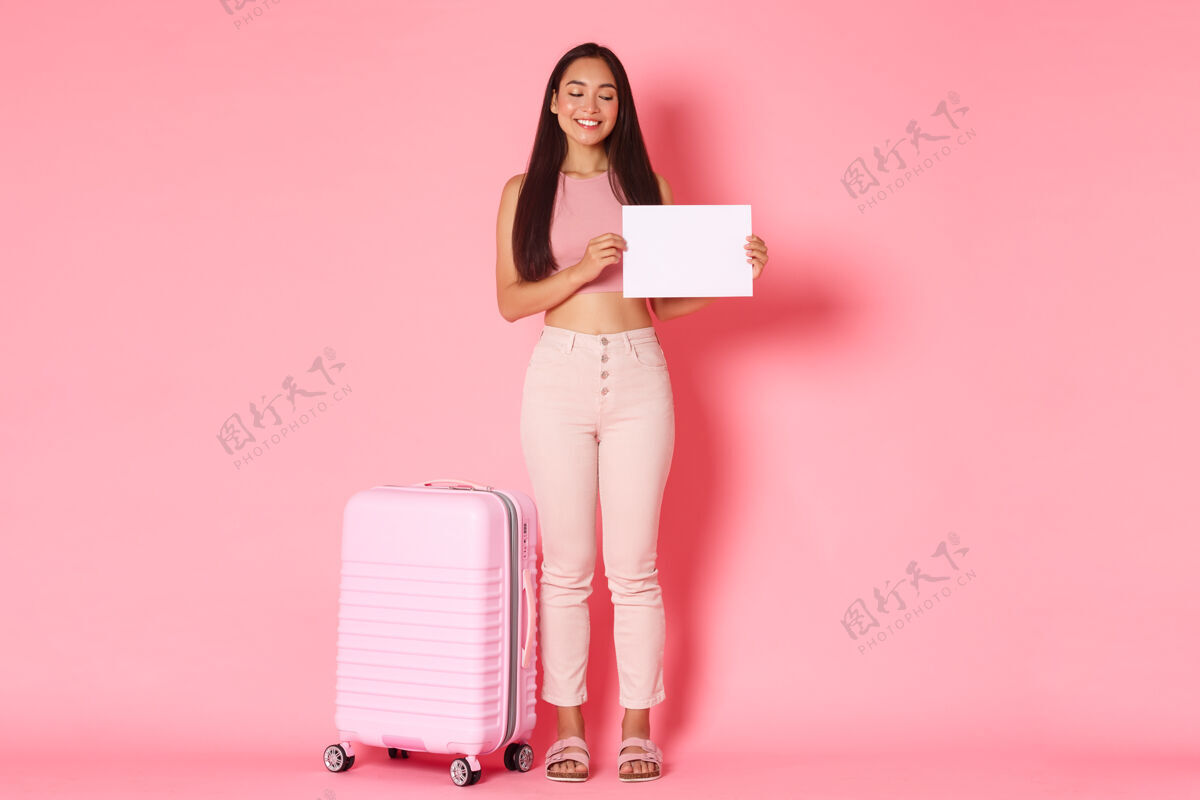 深色带着手提箱的年轻女子微笑旅游乐趣