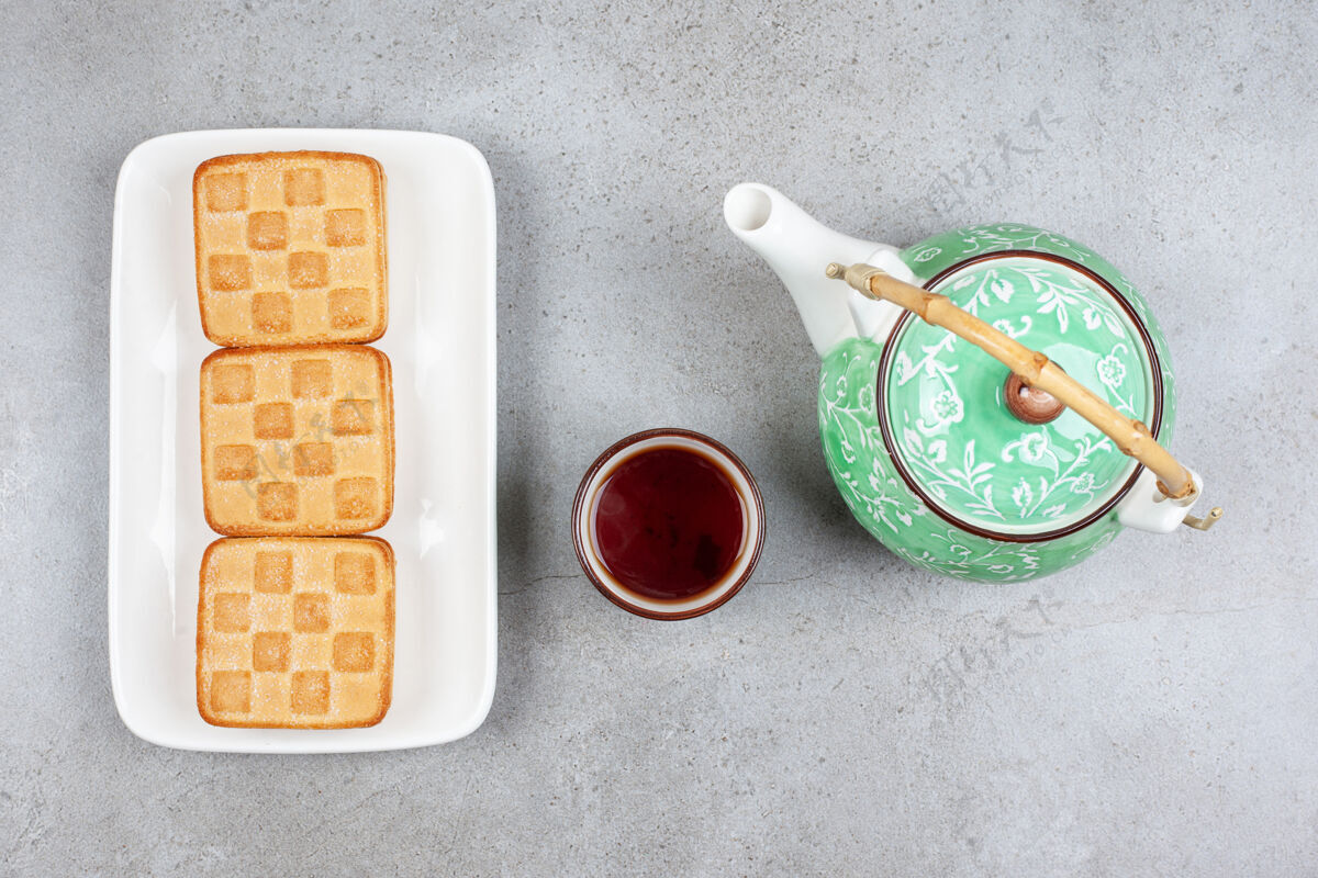 饮料美味的饼干配上一杯茶和茶壶高品质照片饼干茶壶盘子