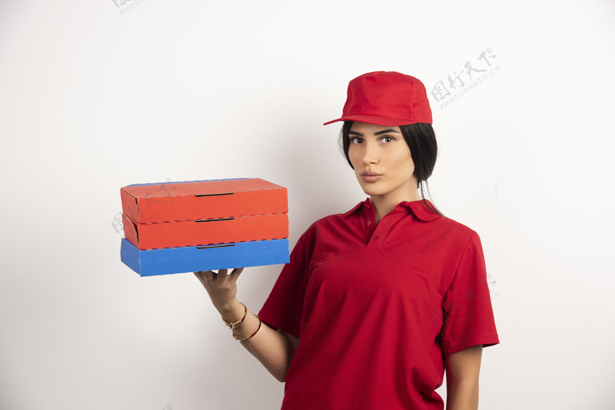送货送披萨的女人站在白色的背景上站立女孩快餐