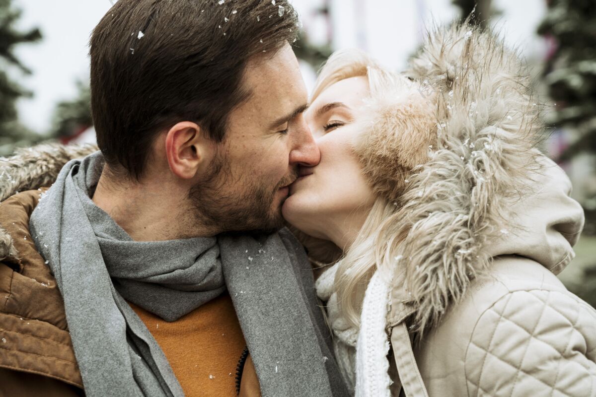 女人冬季情侣亲吻特写女人户外男人