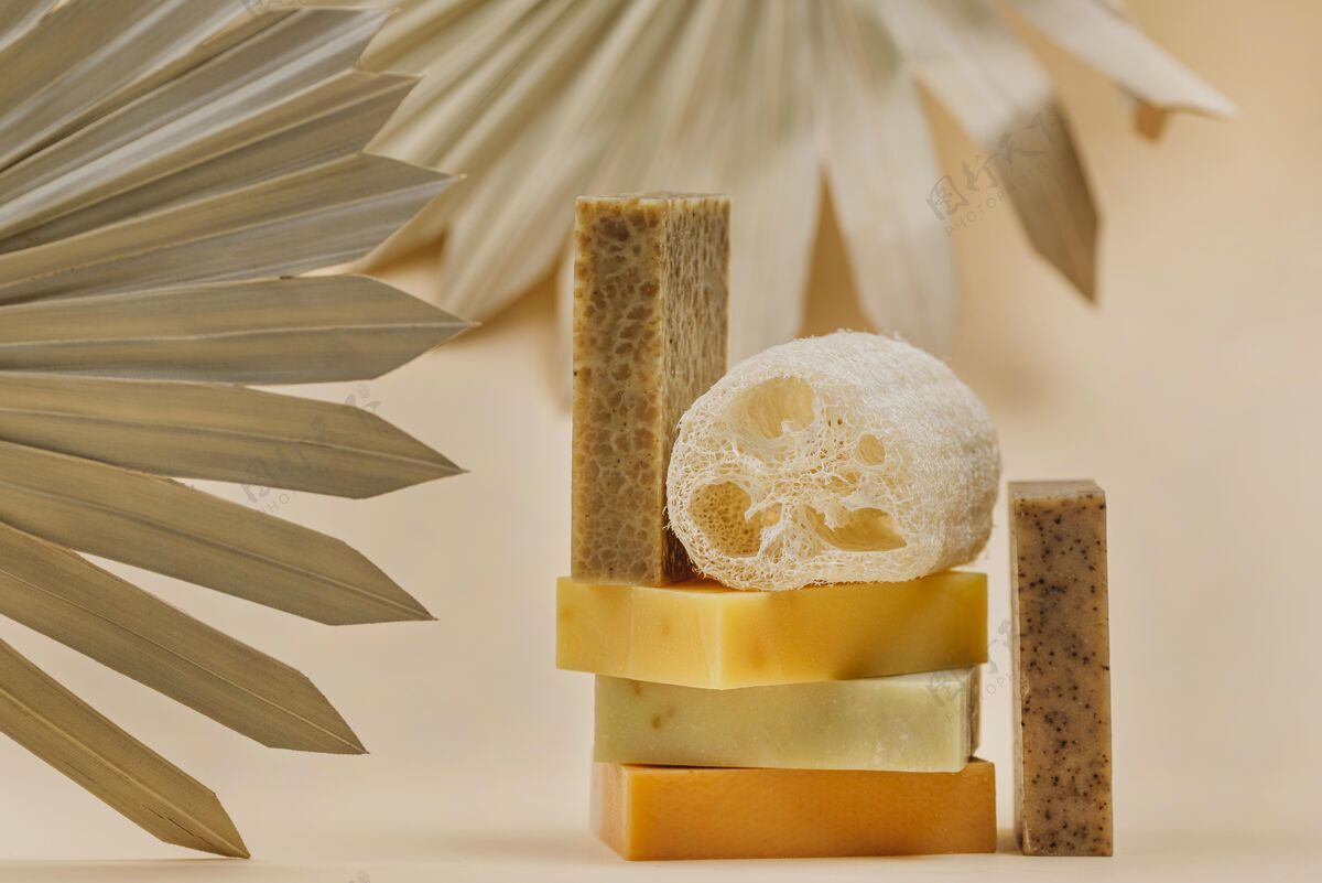 禅宗一堆自制的肥皂块和海绵家居健康美容
