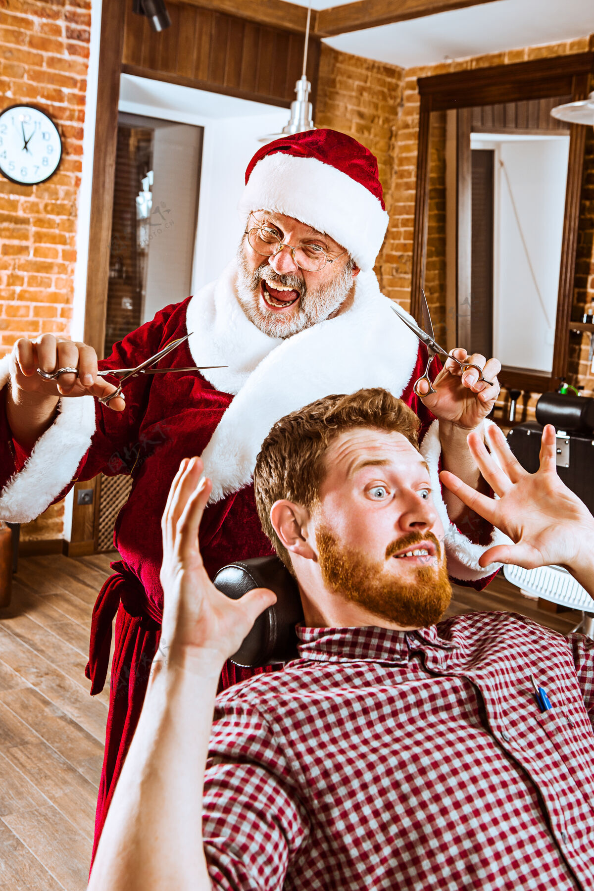 胡子圣诞前 那个穿圣诞老人服装的老人拿着剪刀在理发店当私人师傅服装衣服发型