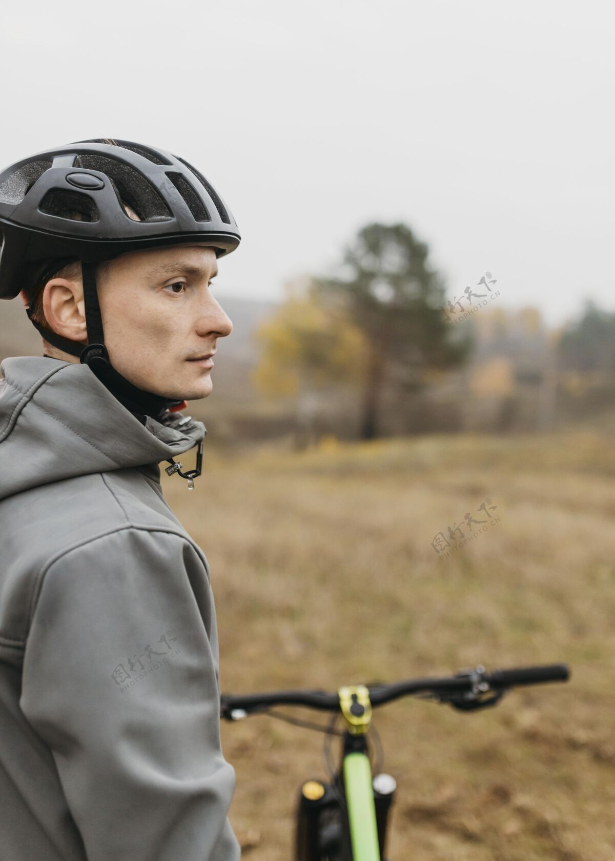 自行车山上骑自行车的人的正面图探索男自行车