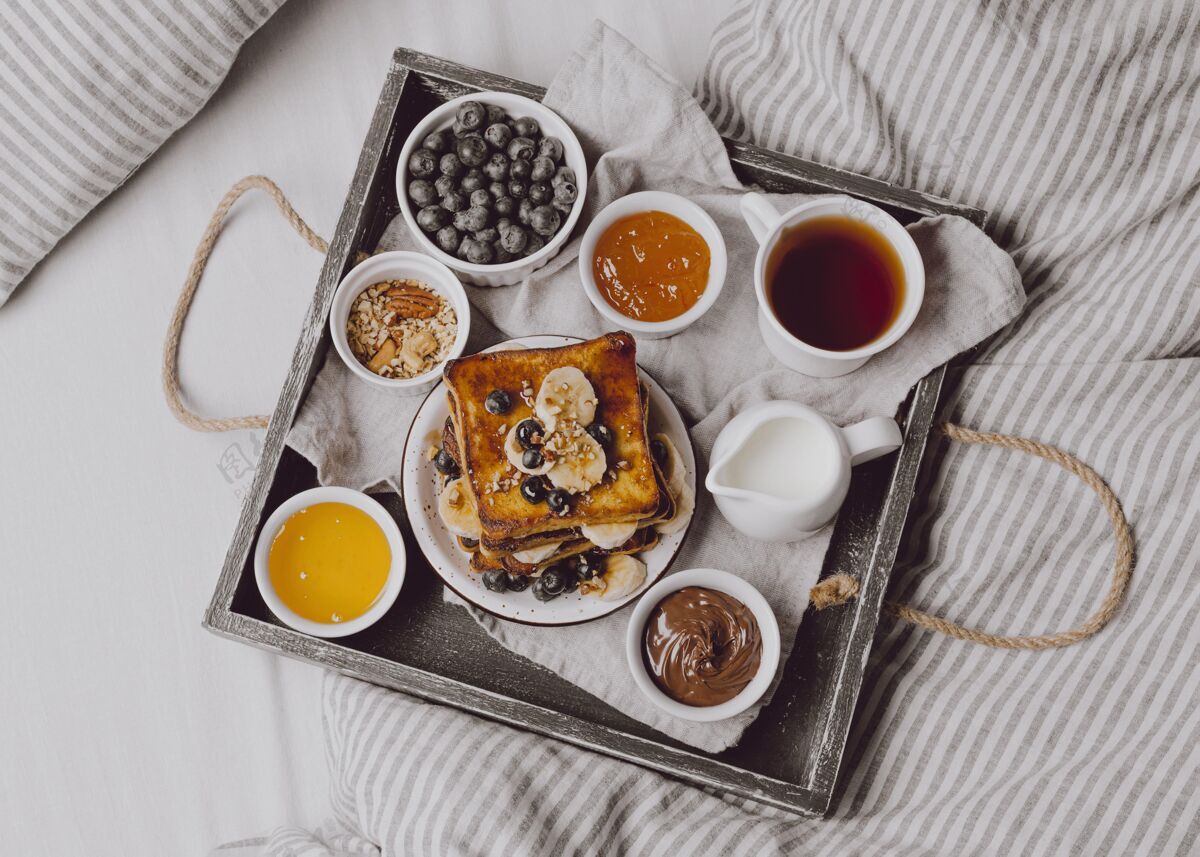美食早餐面包和水果的俯视图巧克力酱床食物
