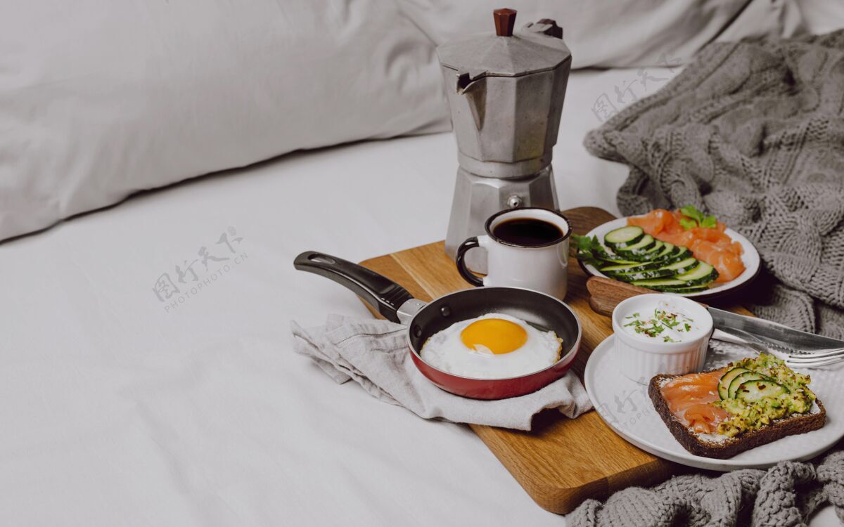 空间高角度的早餐三明治在床上与煎蛋和复制空间早餐鲑鱼美食