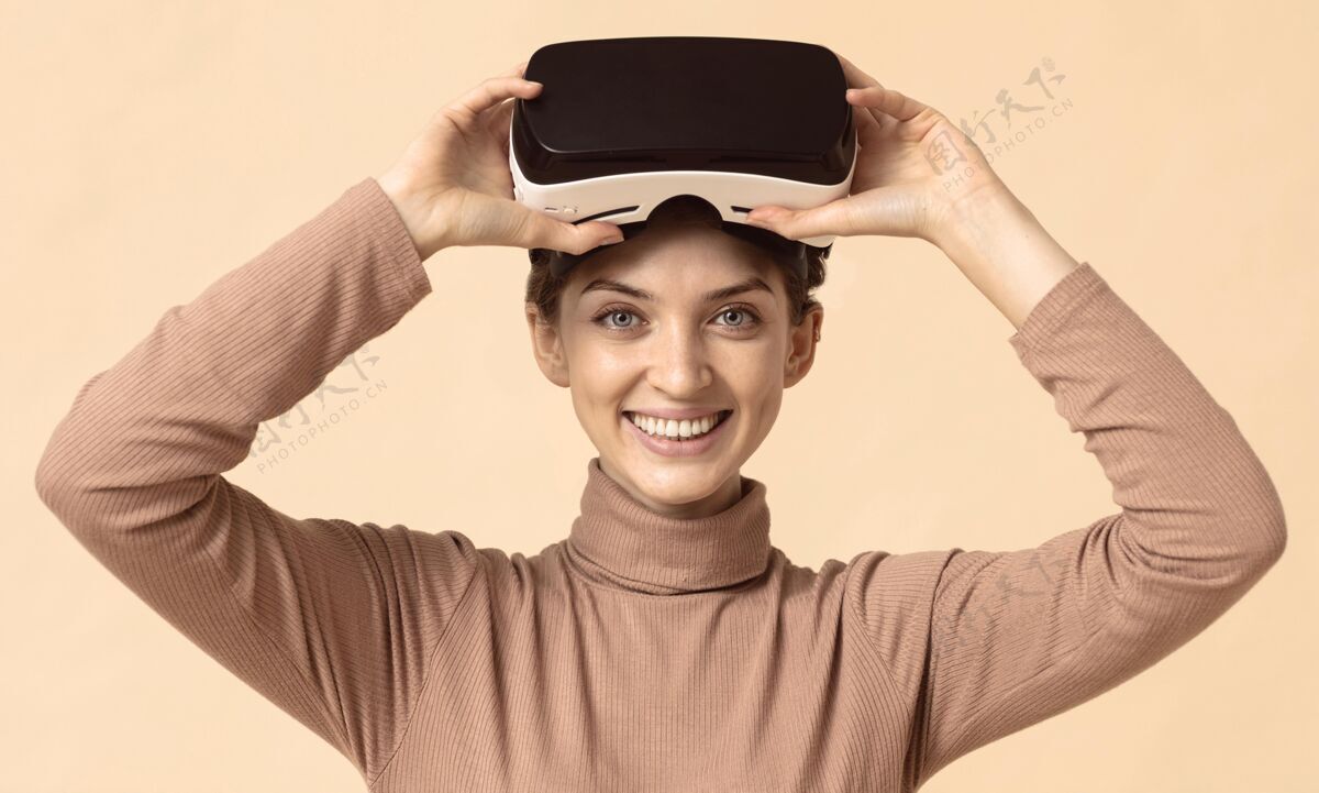 设备前视图女人玩虚拟现实耳机虚拟室内现实