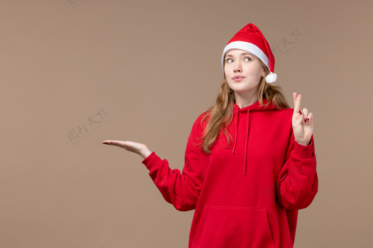 人正面图棕色地板上穿着红色斗篷的圣诞女孩节日新年圣诞节假日工人地板