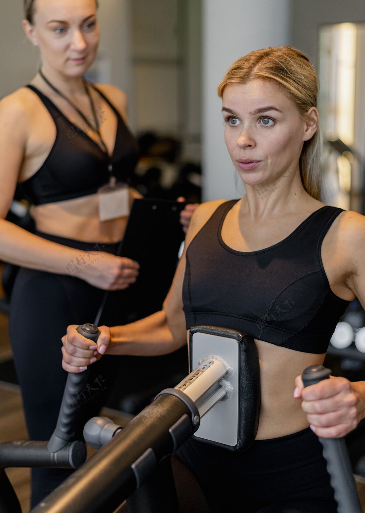 女人年轻女子在健身房锻炼教练女人健身