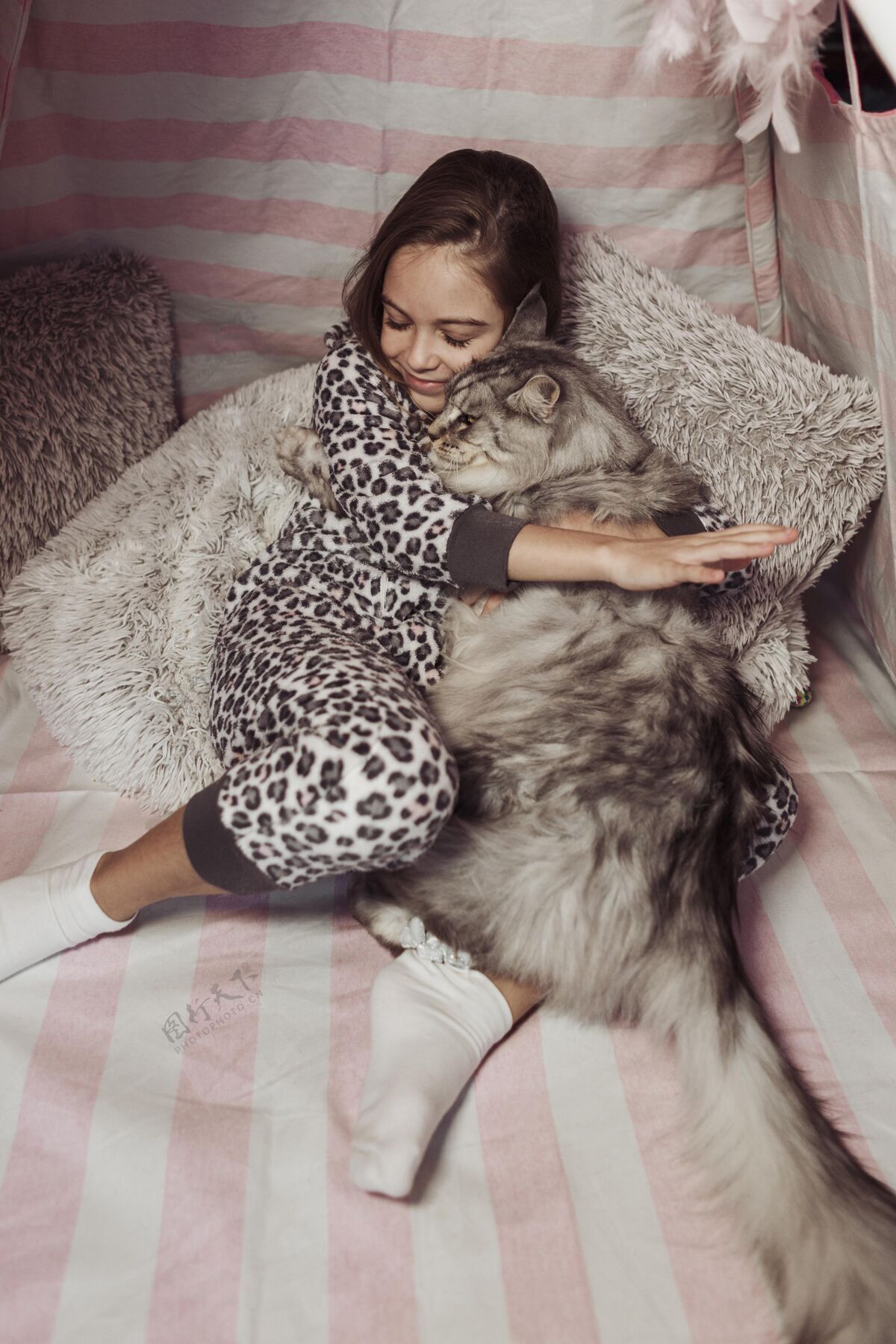小猫穿睡衣抱猫的女孩在一起朋友猫