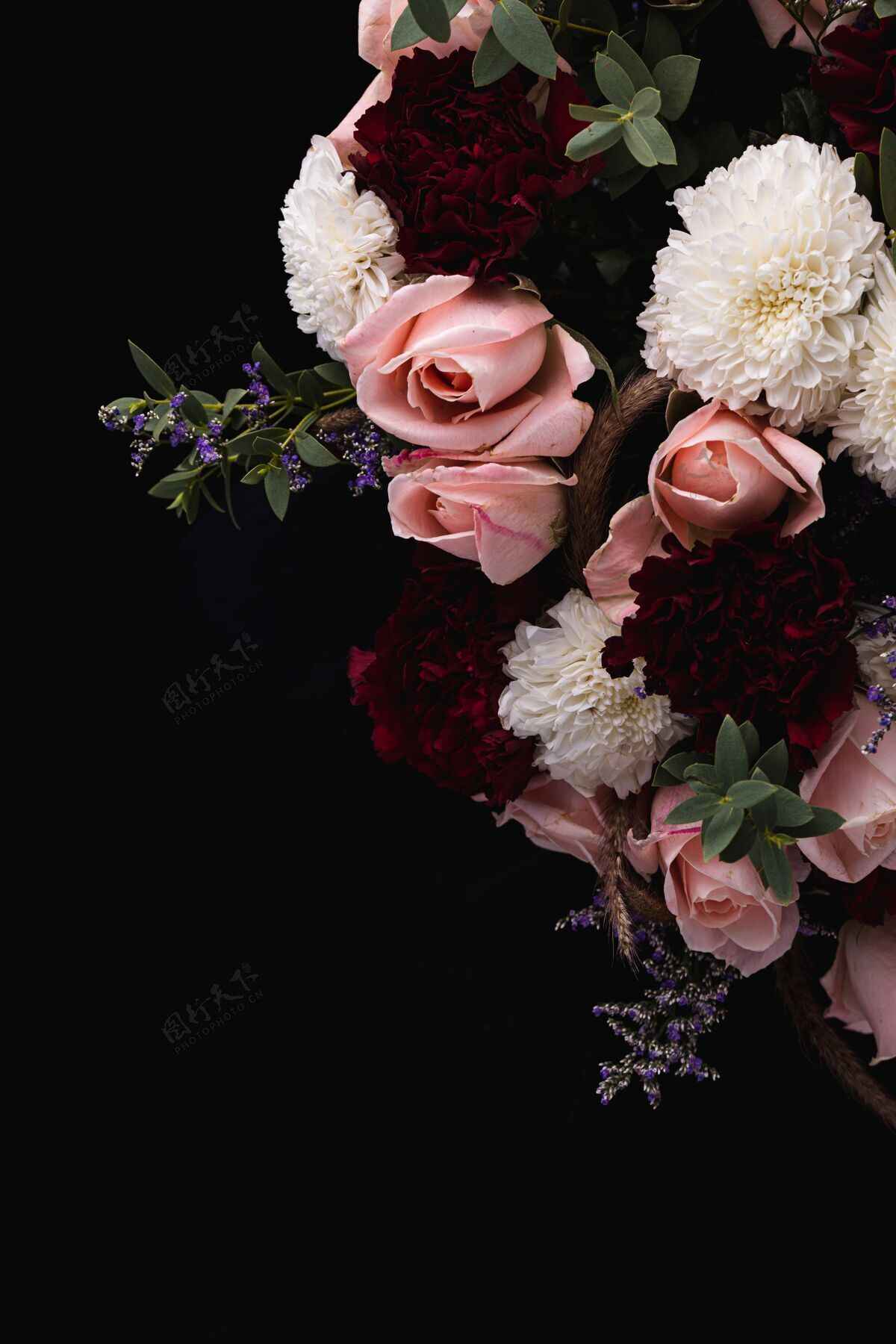 黑暗一束豪华的粉红色玫瑰和白色 红色大丽花在黑色背景上的垂直拍摄玫瑰花蕾叶