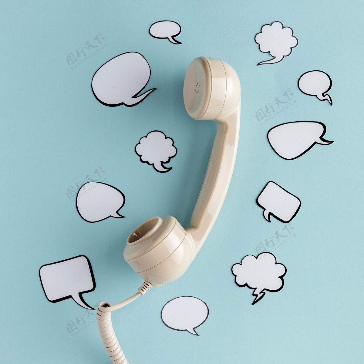 接收器平放的聊天泡泡与电话接收器聊天传达社交