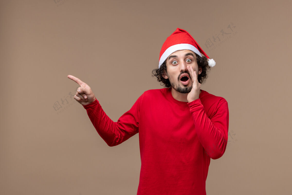 男人前视图年轻男性在棕色空间呼叫某人情感召唤圣诞节