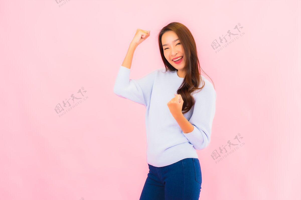 积极美丽的亚洲年轻女子在粉红色的隔离墙上微笑眼睛表情漂亮