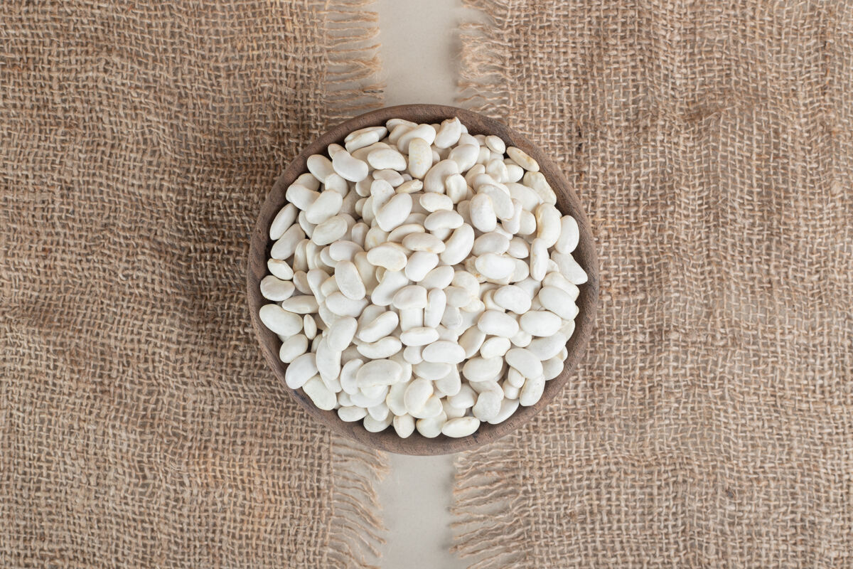 蛋白质把白豆放在圆盘子或碗里水果植物产品