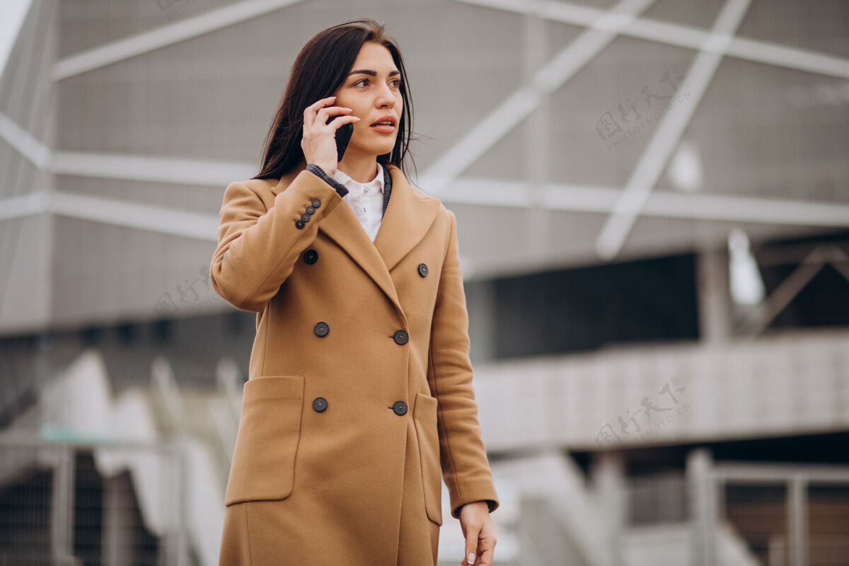 商务女性年轻的女商人在用电话季节商务好