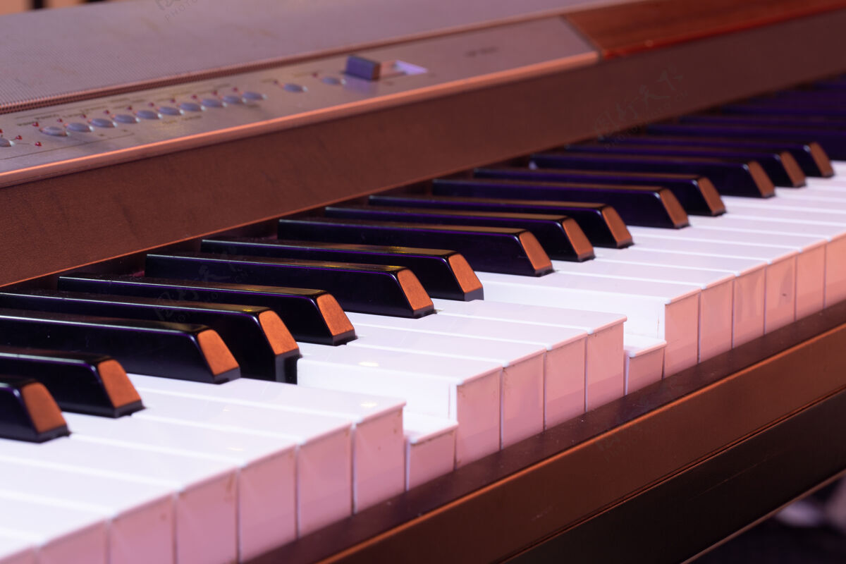 钢琴在一个美丽的彩色背景钢琴键特写音乐合成器琴键