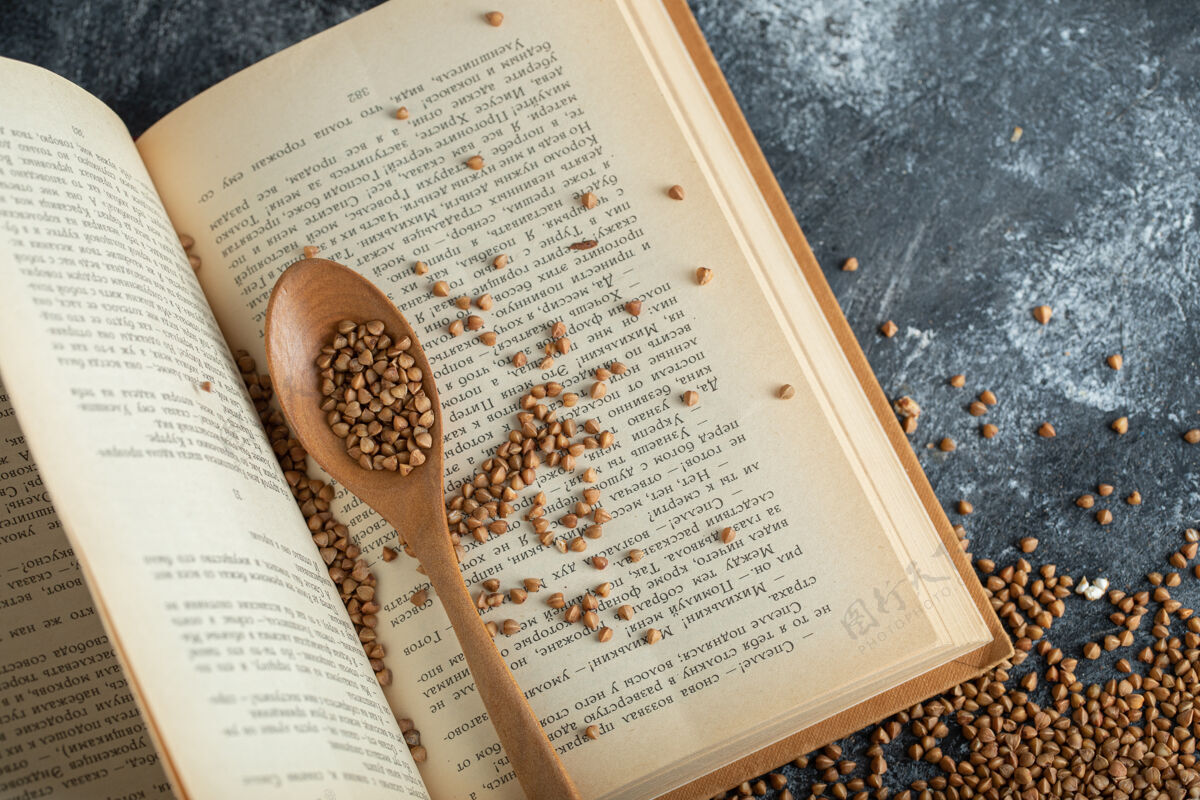 膳食生荞麦撒在打开的书上美味烹饪烹饪