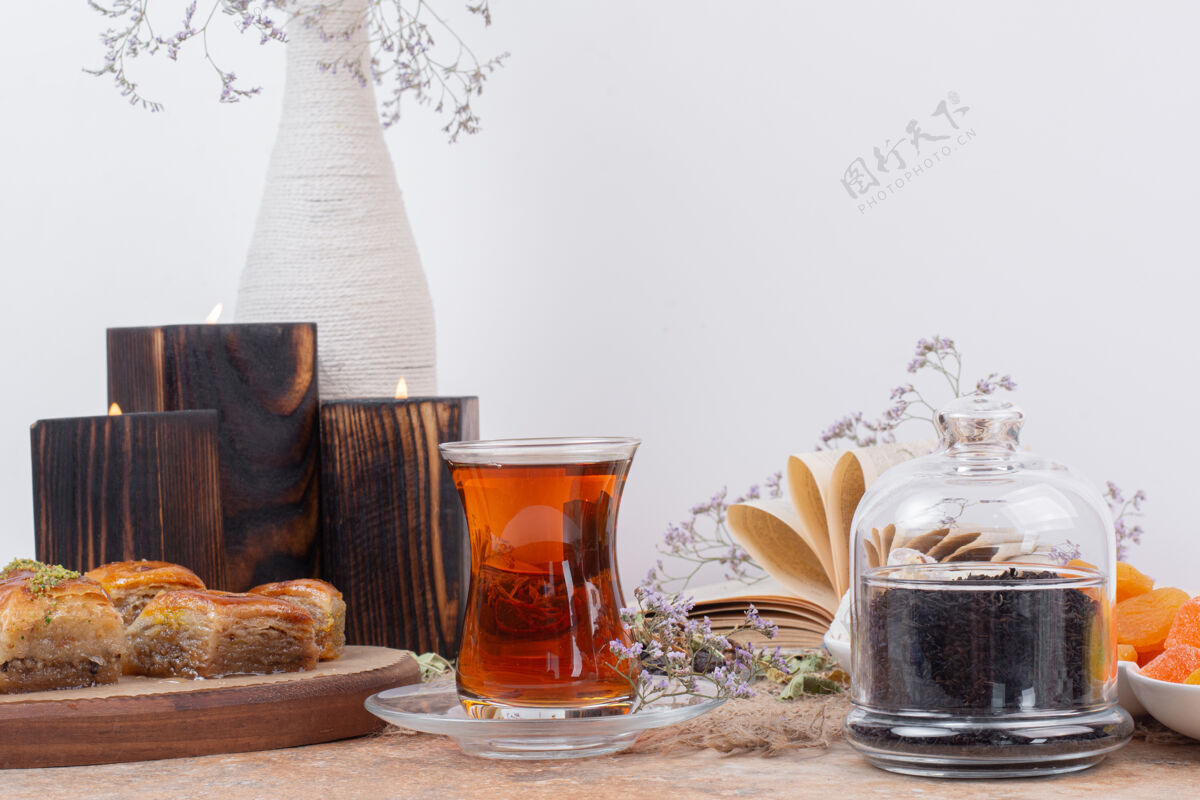 甜点在大理石桌上放上一杯茶和传统的各种烤箱杯子饮料马尔梅拉德