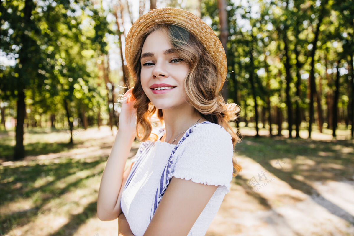女性美丽的森林里令人惊叹的女孩的户外照片戴着复古草帽的快乐女士在公园里摆姿势笑快乐森林
