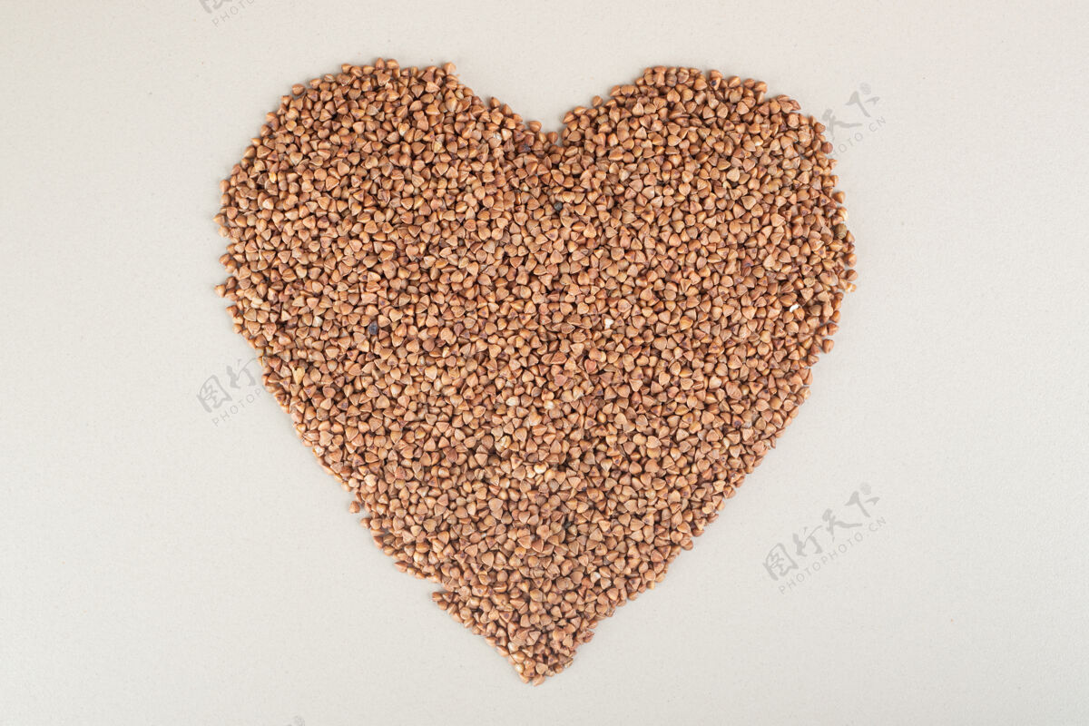 食物荞麦种子在混凝土上呈心形有机产品光