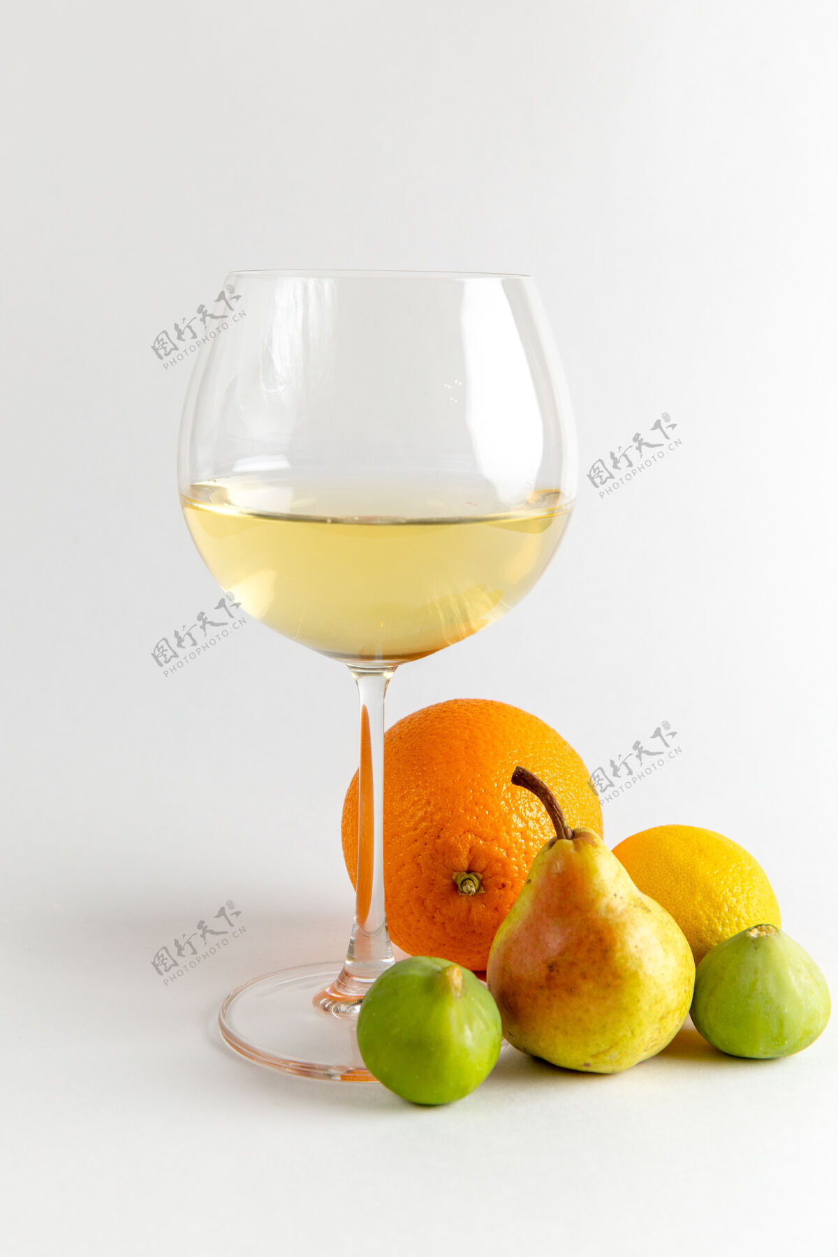 景观前视酒杯白葡萄酒带新鲜水果在浅白的桌子上喝酒精吧水水果水果葡萄酒灯光