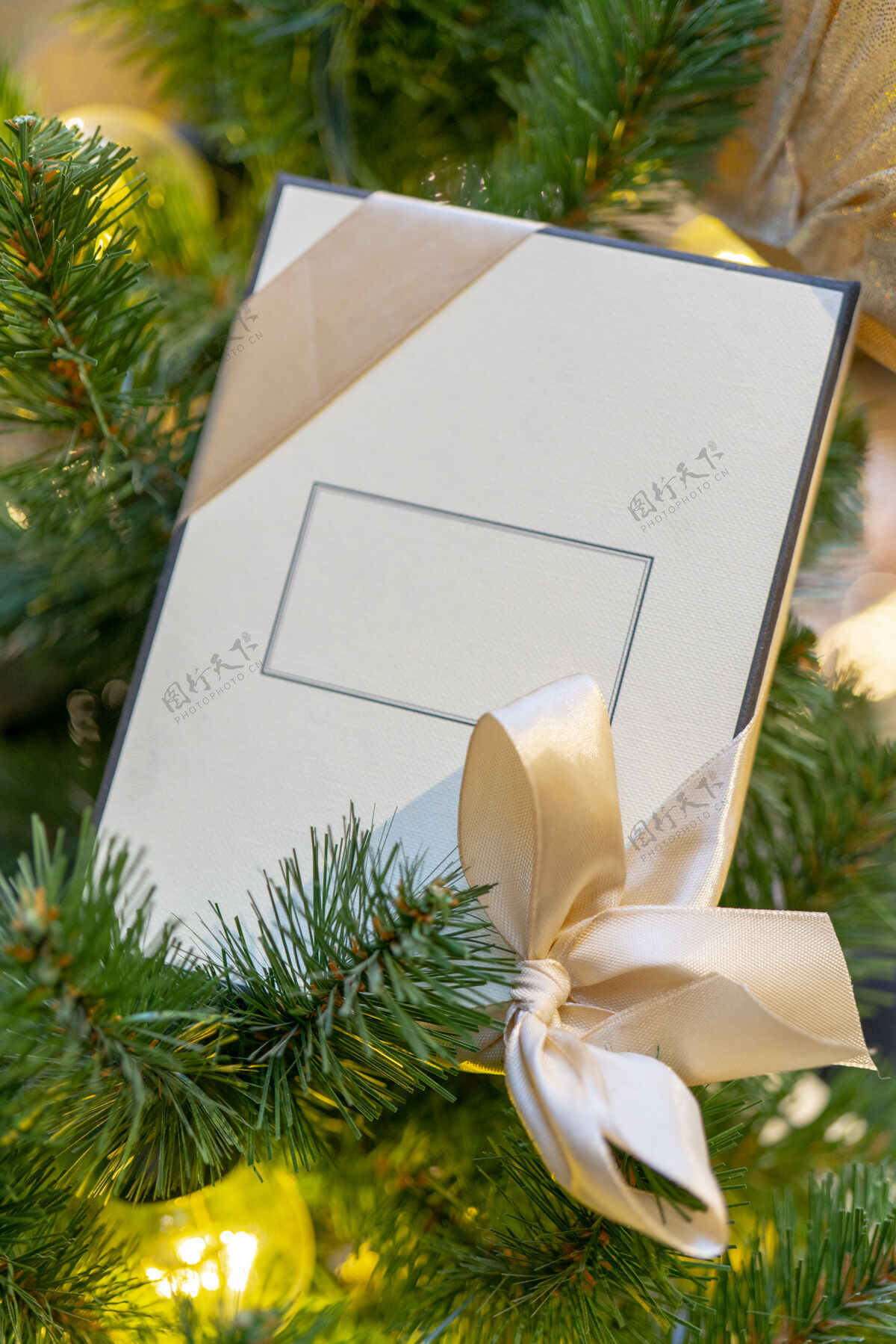礼物白色礼品盒上有铭文 圣诞树装饰包装背景丝带
