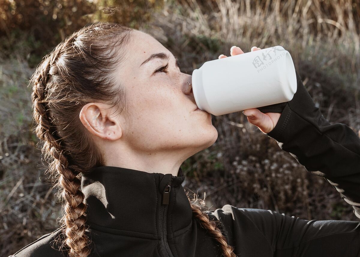 训练运动妇女喝苏打水的侧视图运动活动女人