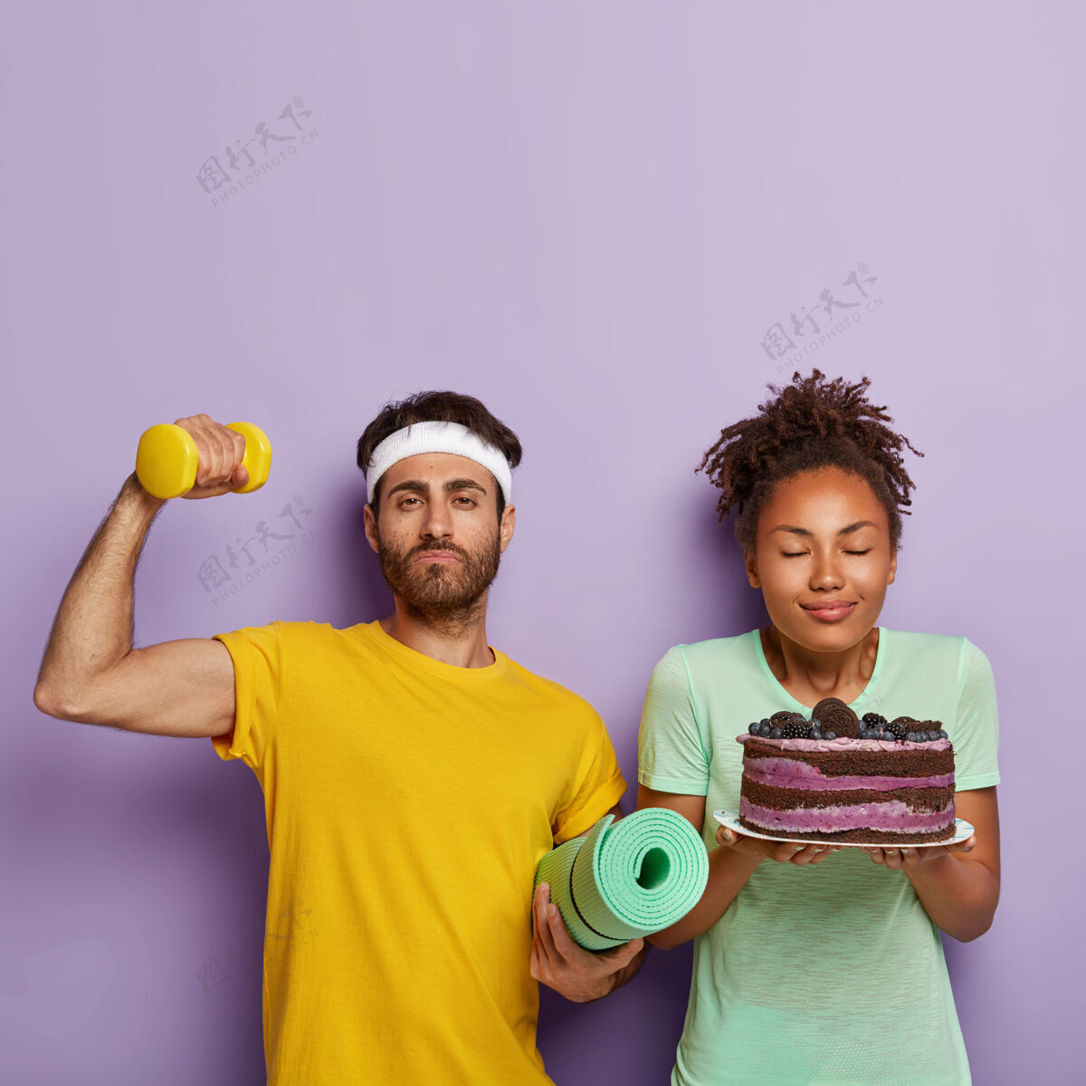 头带正确的选择理念穿黄色t恤的强壮肌肉男 用哑铃举手 追求健康的生活方式男性情侣营养