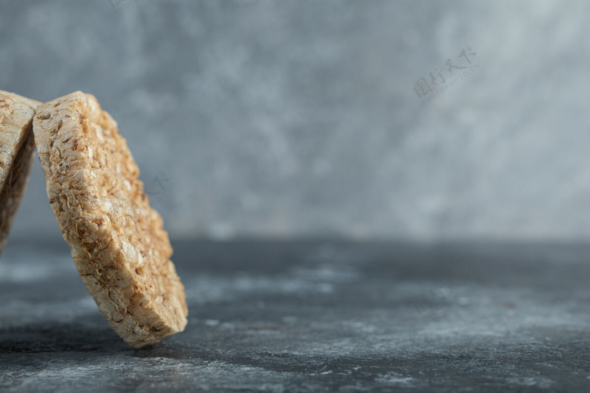 天然两个美味的面包放在大理石表面可口的膨化的有机