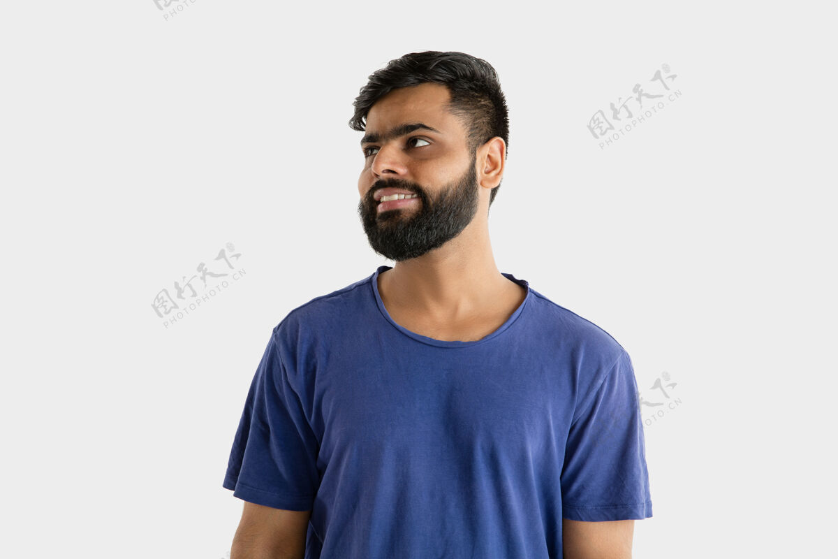 人美丽的男性肖像穿着蓝色衬衫的年轻感性的印度教男人面部表情 人类情感站着微笑表情乐趣人