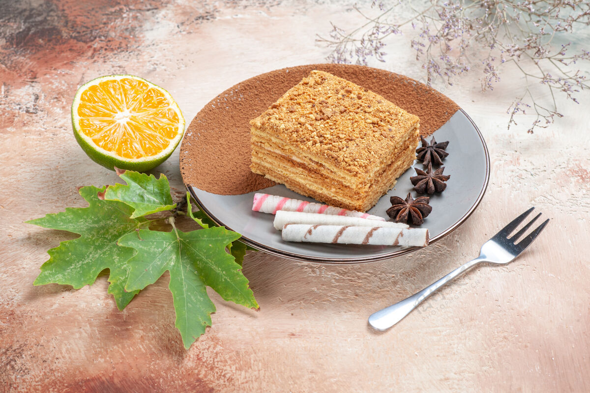 棕色美味的蛋糕片放在盘子里的灯上美味蛋糕切片小吃面包