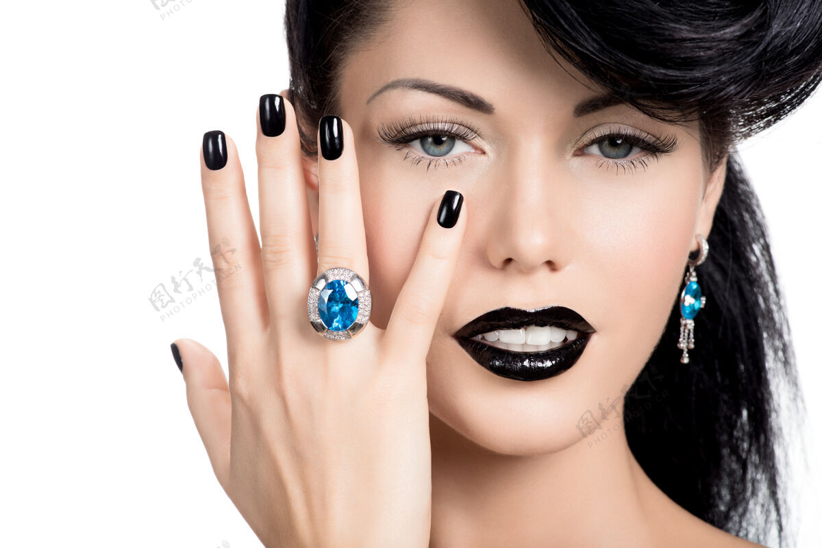 手迷人女人的指甲 嘴唇和眼睛被涂成黑色美甲性感指甲