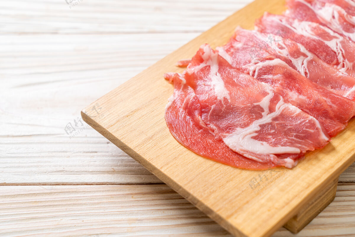 生的新鲜的猪圈肉部分切营养