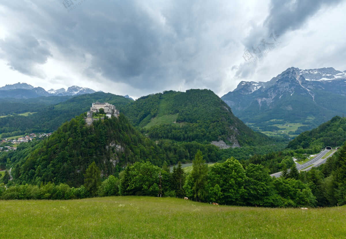 阴天阿尔卑斯山城堡夏景（奥地利 霍恩沃芬城堡 建于1075年和1078年之间）城堡季节村庄
