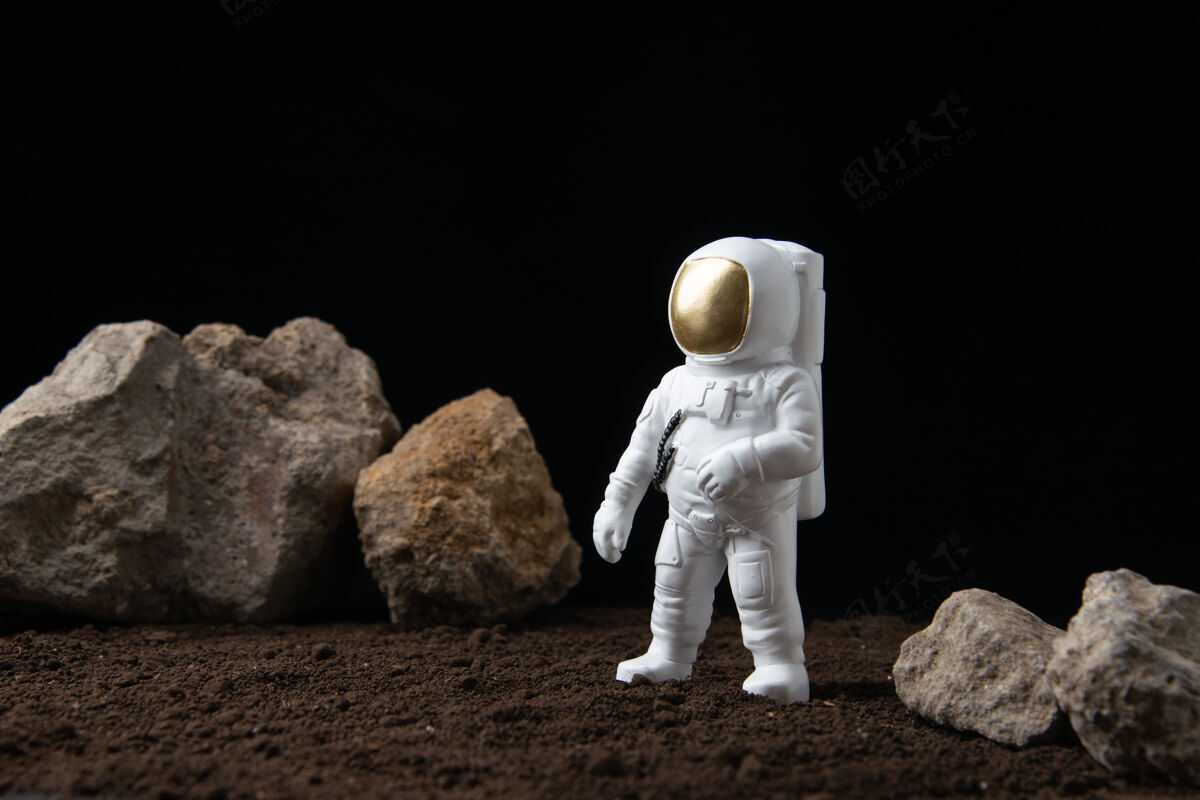 沙子月球上的白色宇航员与岩石上的黑暗幻想科幻Fi乡村稻草