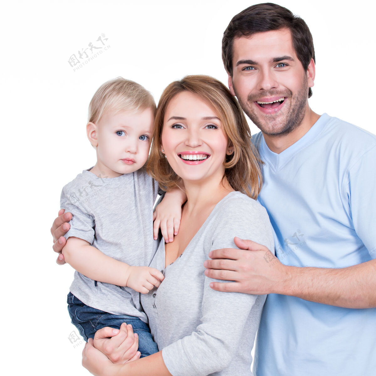 孩子一个幸福的家庭的画像 带着小孩看镜头-孤立团结三父亲