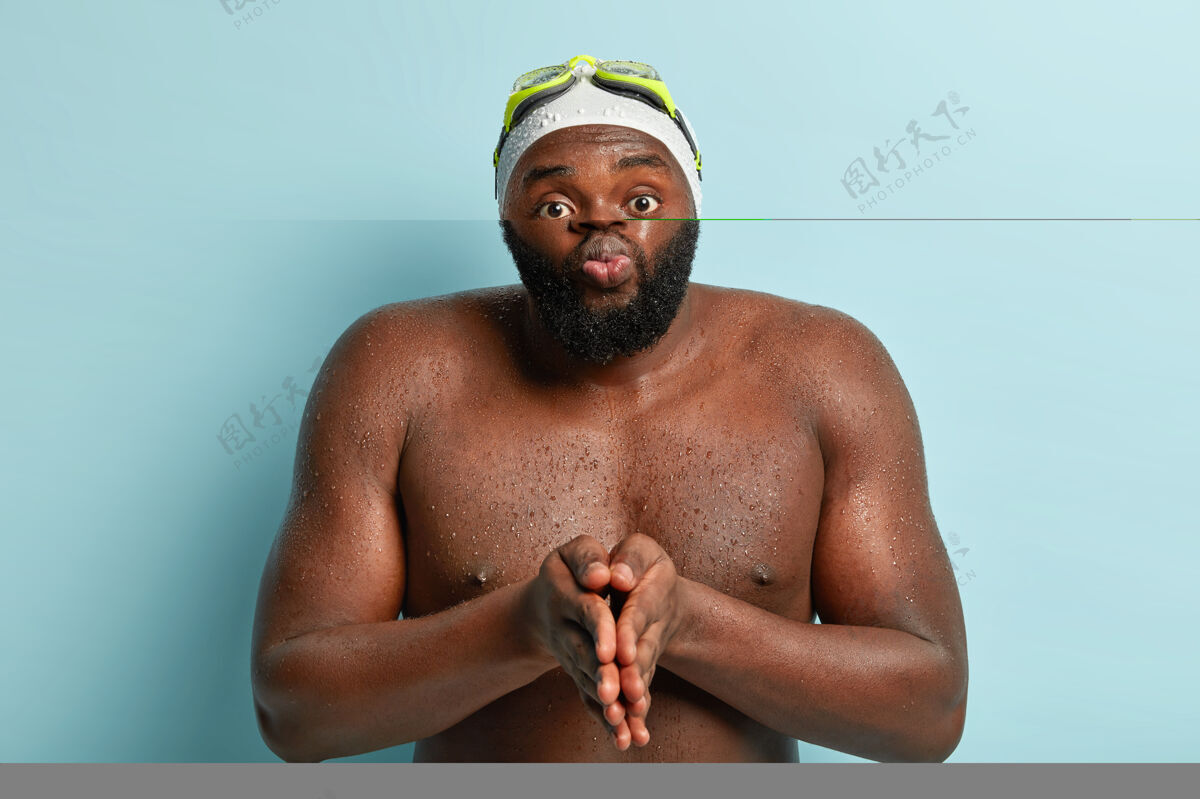 胡须积极的运动员准备在水下跳水 手掌紧握 双唇合拢 呼吸缓和 锻炼决心 享受水上运动 拥有运动的体形 护目镜男子胡须