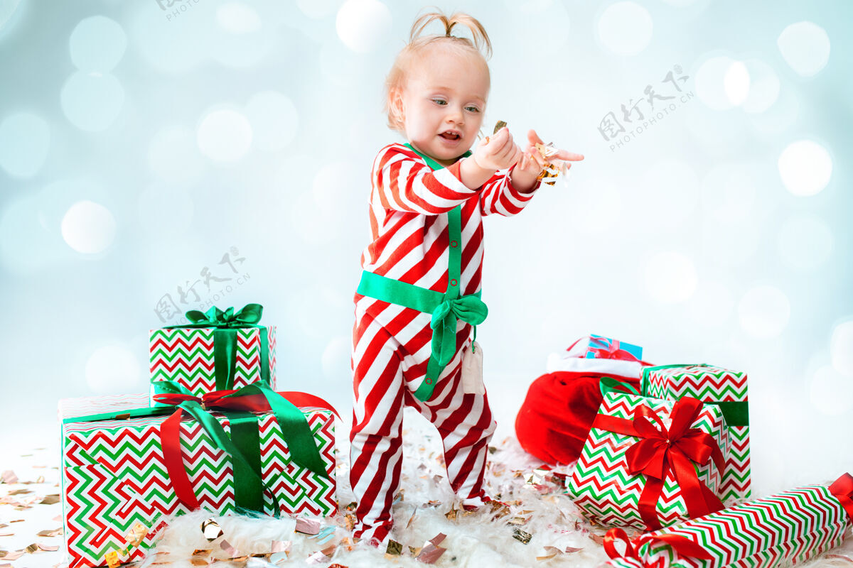 礼物可爱的女婴1岁戴圣诞帽摆圣诞造型年轻球布