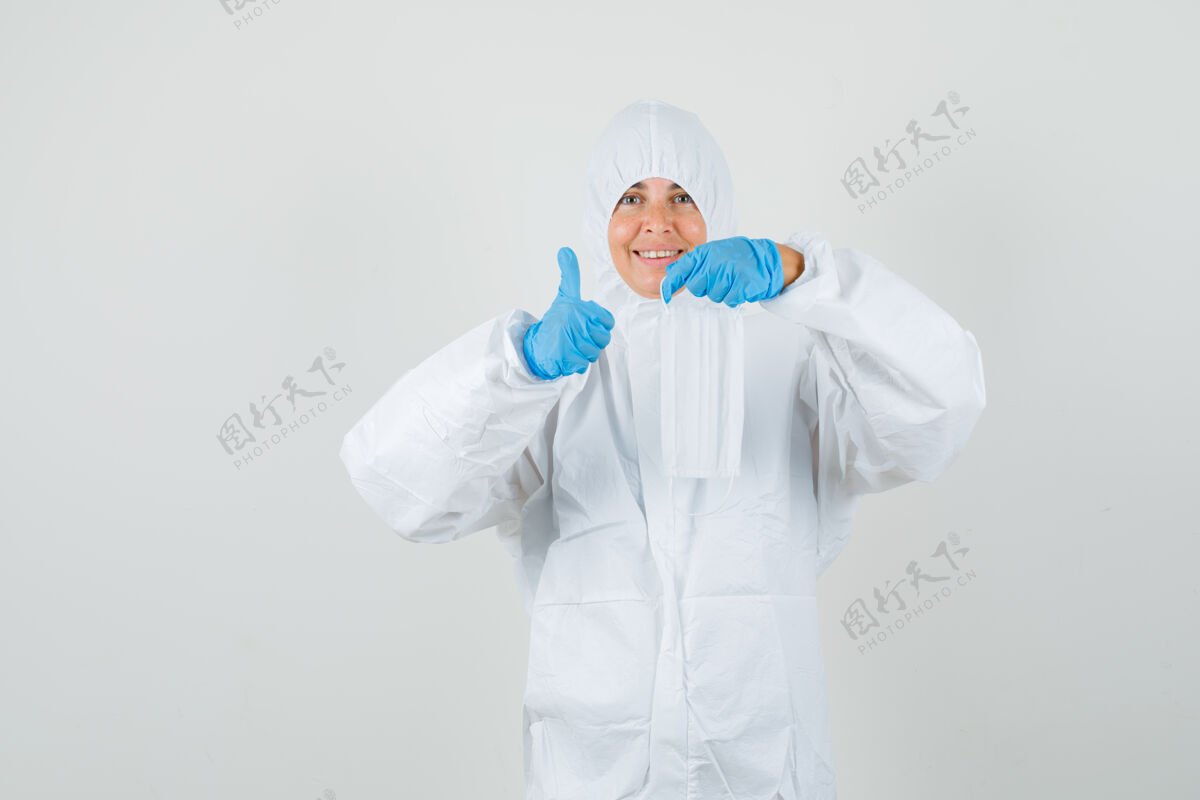 手拿女医生戴着医用口罩 大拇指朝上 穿着防护服手套人员技术