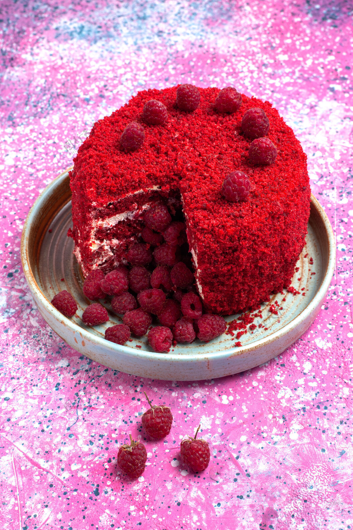 糖正面图红色覆盆子蛋糕烤美味内盘上粉红色的办公桌前面食物烘焙