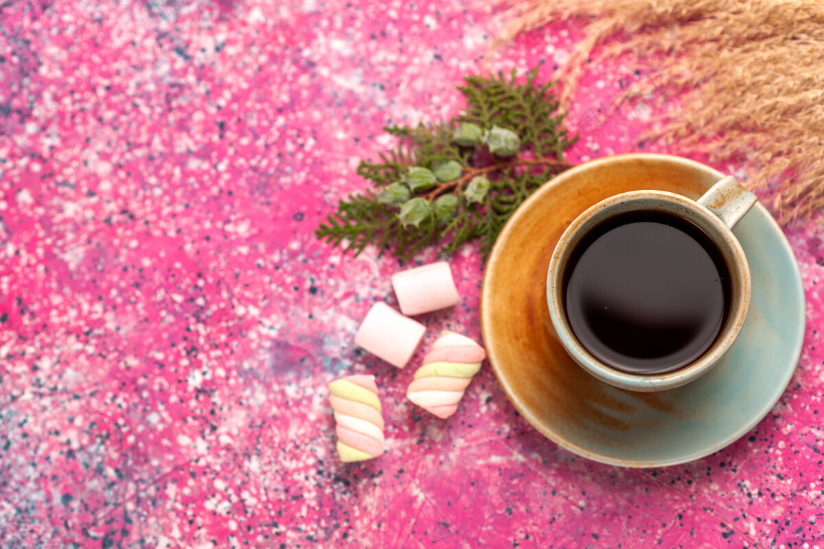 糖在粉红色的桌子上放一杯棉花糖茶顶茶杯子