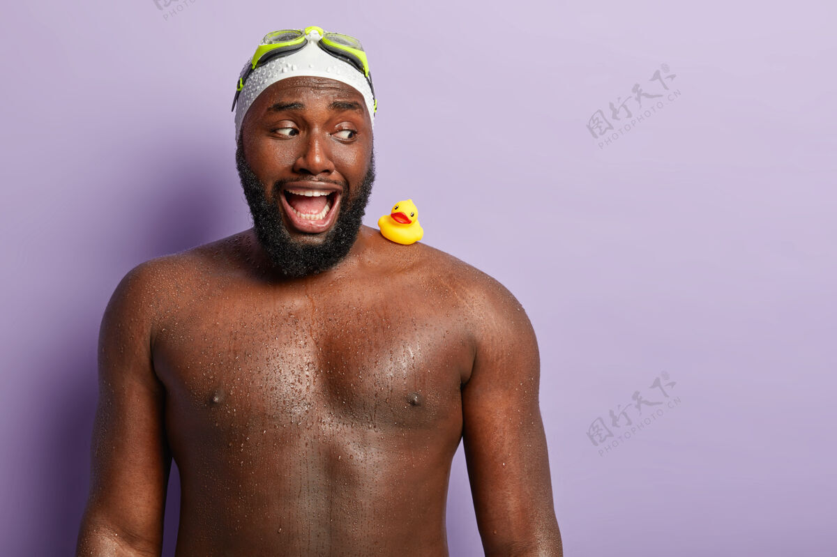 运动暑假和娱乐概念强壮的非洲裔美国男人 浓密的胡须照片积极乐观