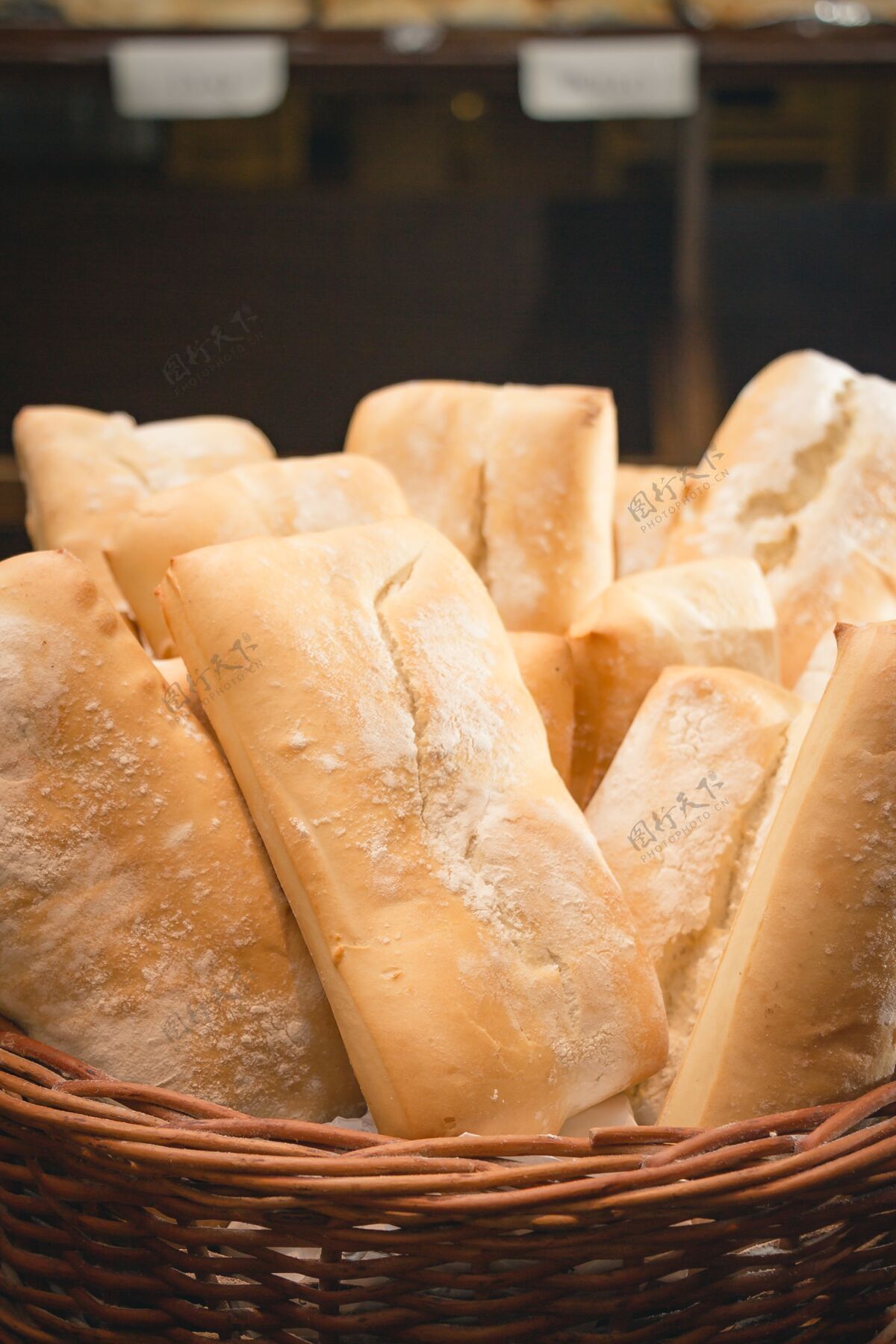 谷物商店里篮子里的面包白面包食品传统