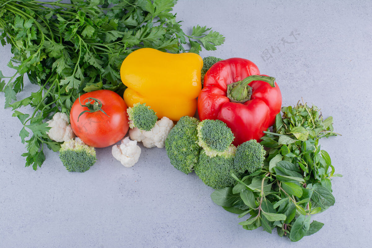 美味大理石背景上的一捆蔬菜和蔬菜饮食番茄蔬菜